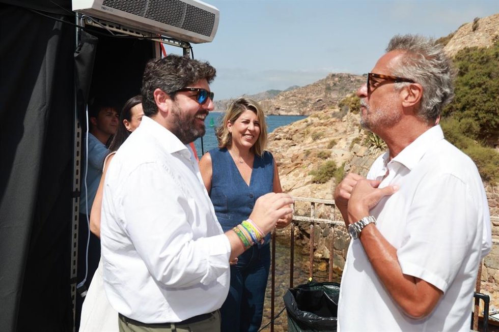 López Miras junto al director de la película, Michael Haussman.