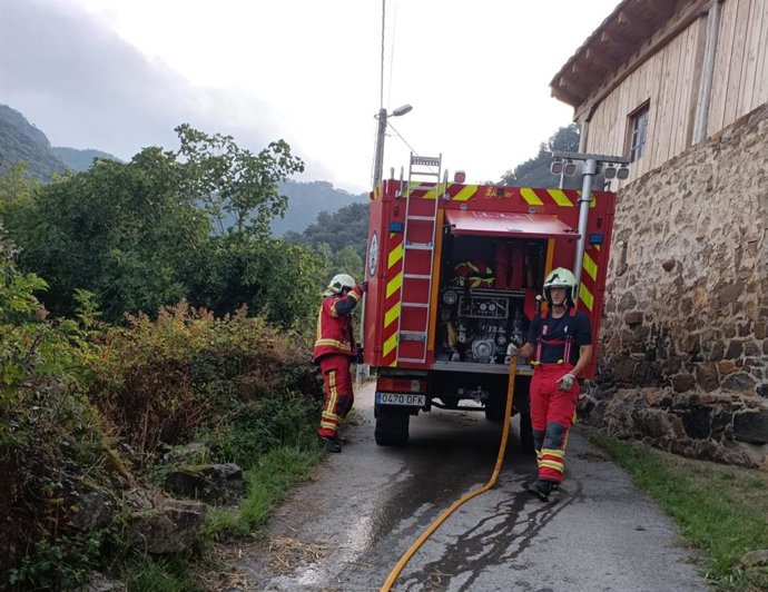 Extinguido el incendio de una vivienda en ruinas en Pesaguero