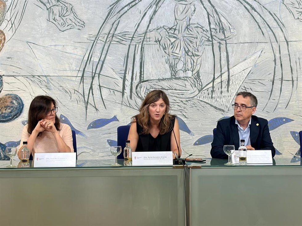 La rectora de la ULE, Nuria González (centro), en la presentación del proyecto 'APISForesta'.