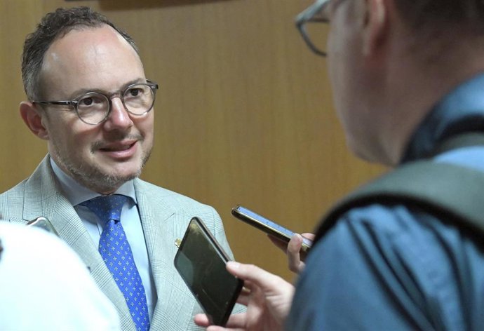 El jefe de Gobierno Xavier Espot atendiendo a los periodistas este miércoles