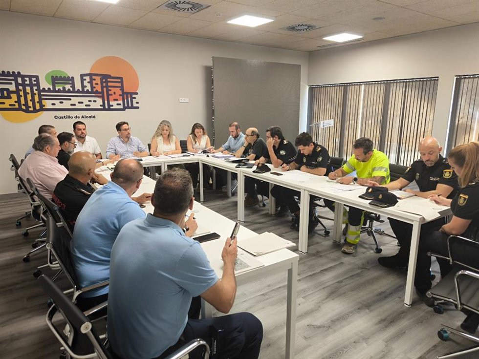 La delegada de Fiestas Mayores del Ayuntamiento de Alcalá de Guadaíra, Rocío Bastidia, preside el 'Plan Glorias' junto a otras delegaciones  municipales y se reúne con responsables de otros departamentos como los de tráfico, la Policía Local y Bomberos.