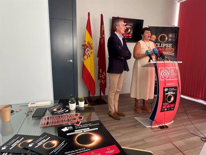 El director general de Seguridad Ciudadana y Emergencias, Pedro Vicente, y la presidenta del Colegio Oficial de Ópticos-Optometristas, Ester Mainar, durante la presentación de la campaña