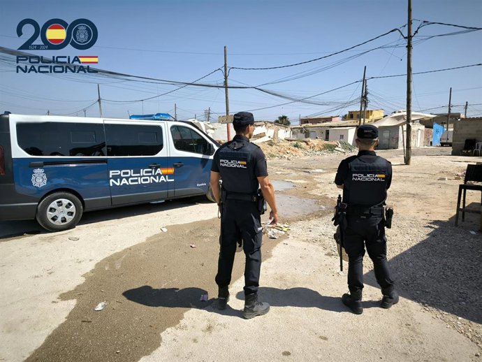 Detenidos dos varones por tráfico de drogas en una caseta de Son Banya.