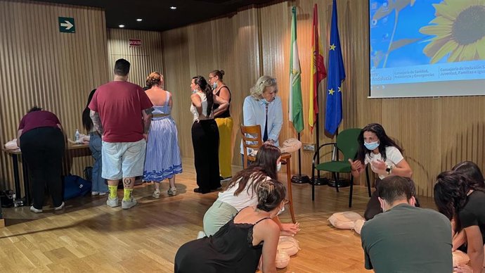 Especialistas del servicio de Pediatría del Hospital Materno-Infantil Quirónsalud Sevilla imparten formación de primeros auxilios a los monitores de las Escuelas de Verano del Polígono Sur de Sevilla.