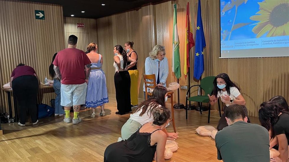 Especialistas del servicio de Pediatría del Hospital Materno-Infantil Quirónsalud Sevilla imparten formación de primeros auxilios a los monitores de las Escuelas de Verano del Polígono Sur de Sevilla.