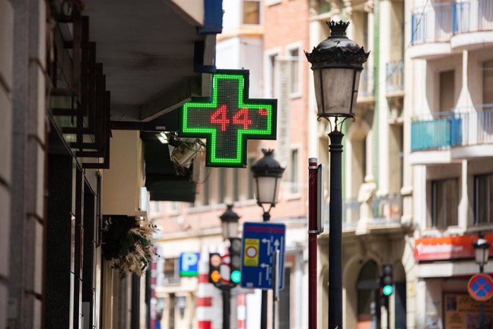 Archivo - Un termómetro marca 44 ºC  