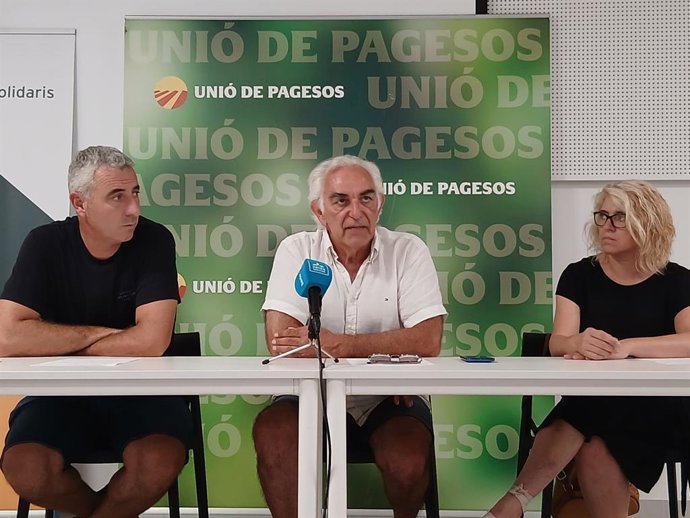 El responsable de Sectores vegetales del sindicato, Jaume Gardeñes; el responsable de Fruta dulce, Narcís Poch, y la responsable de Temporeros, Carol Aixut