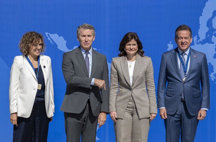 El presidente del PP, Alberto Núñez Feijóo (2i) junto con la vicepresidenta de la República Dominicana, Raquel Peña (2d) y la secretaria general del PPE, Dolors Montserrat (i), durante la sesión de apertura del Foro internacional EPP Libertas, a 15 de jul