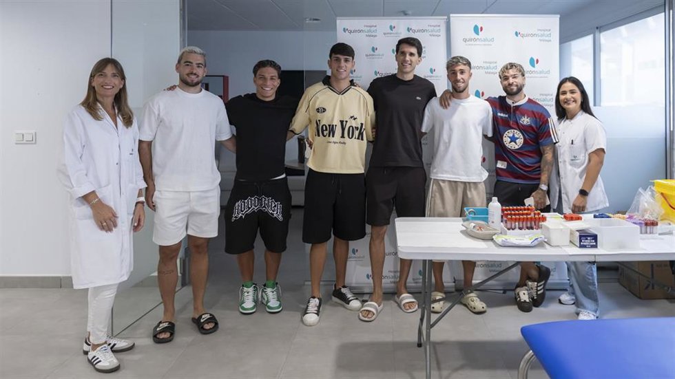 Parte de la plantilla del Málaga CF durante los reconocimientos en el Hospital Quirónsalud Málaga.
