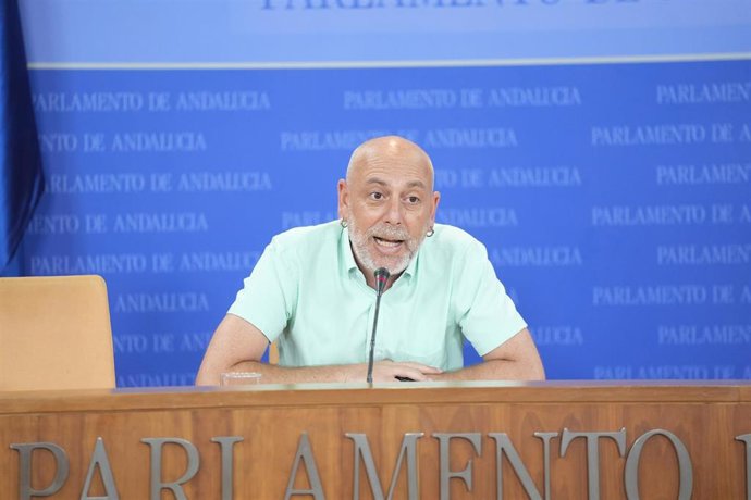 El portavoz adjunto del grupo parlamentario, Por Andalucia, Ernesto Alba, durante la ronda de ruedas de prensa de portavoces de los grupos parlamentarios en el Parlamento de Andalucía. A 15 de julio de 2026 en Sevilla (Andalucía, España). El grupo parlame