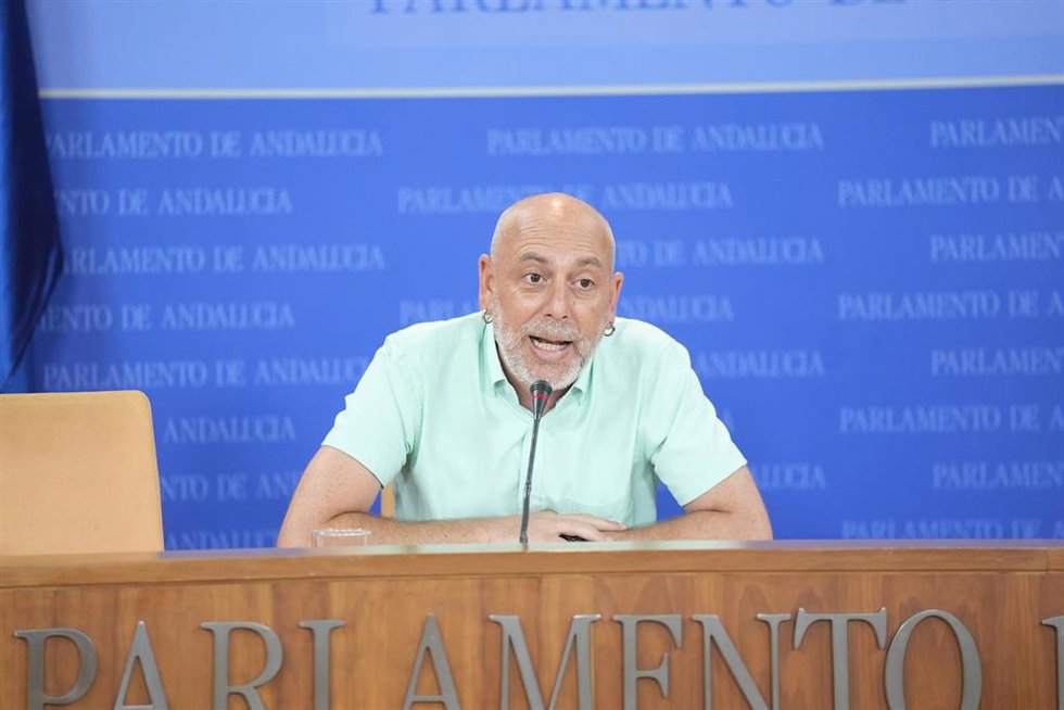 El portavoz adjunto del grupo parlamentario, Por Andalucia, Ernesto Alba, durante la ronda de ruedas de prensa de portavoces de los grupos parlamentarios en el Parlamento de Andalucía. A 15 de julio de 2026 en Sevilla (Andalucía, España). El grupo parlame