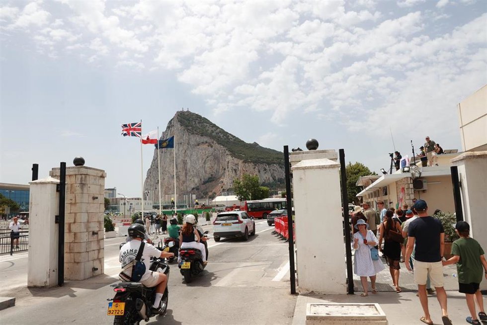 Vecinos de la Línea pasan a Gibraltar sin detenerse en un control en el primer día sin Verja. A 15 de julio de 2026 en La Línea de la Concepción, Cádiz (Andalucía, España).