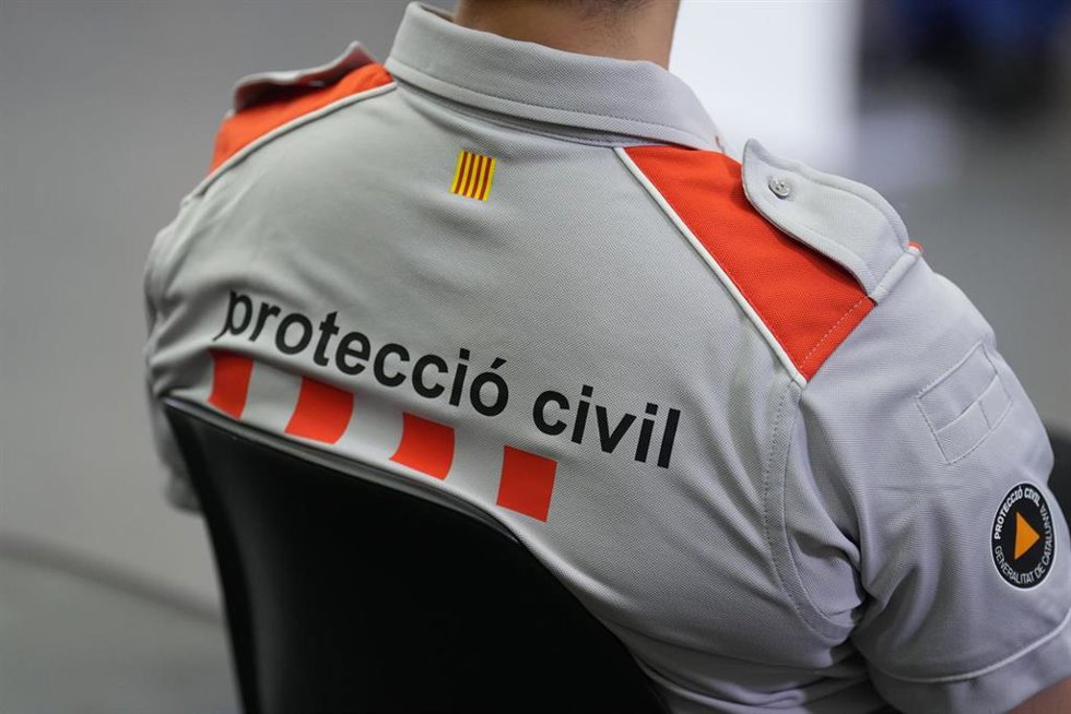 Un agente de Protecció Civil 