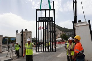 Operarios trabajando en la retirada de la Verja de Gibraltar. A 15 de julio de 2026 en La Línea de la Concepción, Cádiz