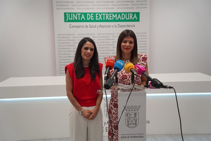 La directora general de Atención Hospitalaria, Humanización y Planificación de la Demanda, Gemma Montero, y la directora gerente del SES, Encarna Solís, presentan los datos de los tiempos de respuesta