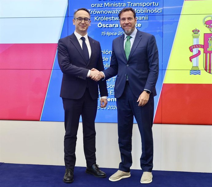 El ministro de Infraestructuras de Polonia, Dariusz Klimczak, y el ministro de Transportes y Movilidad Sostenible, Óscar Puente, a 15 de julio de 2026, en Varsovia (Polonia).