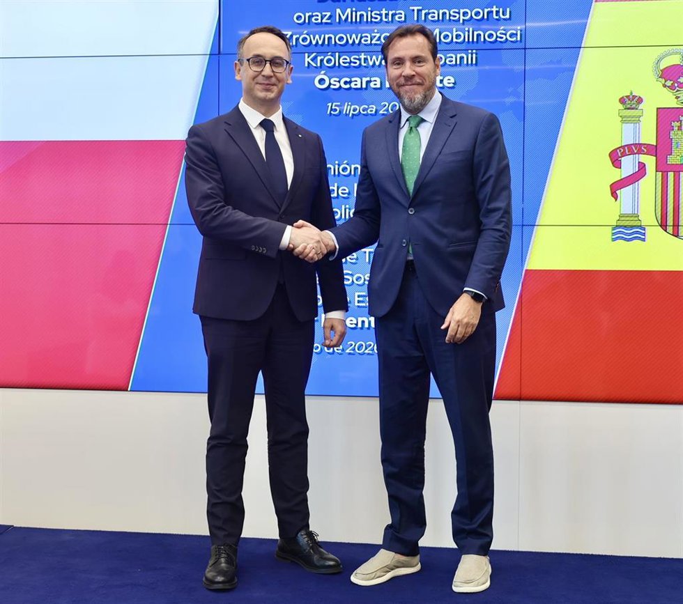 El ministro de Infraestructuras de Polonia, Dariusz Klimczak, y el ministro de Transportes y Movilidad Sostenible, Óscar Puente, a 15 de julio de 2026, en Varsovia (Polonia).