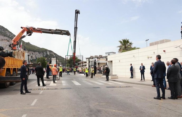 Pedro Sánchez asiste a la demolición de la Verja de Gibraltar