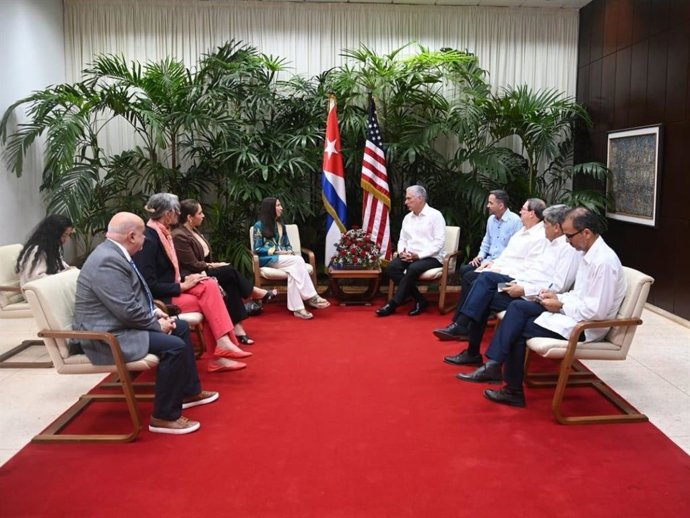 O presidente de Cuba, Miguel Díaz-Canel, ao lado de vários congressistas norte-americanos