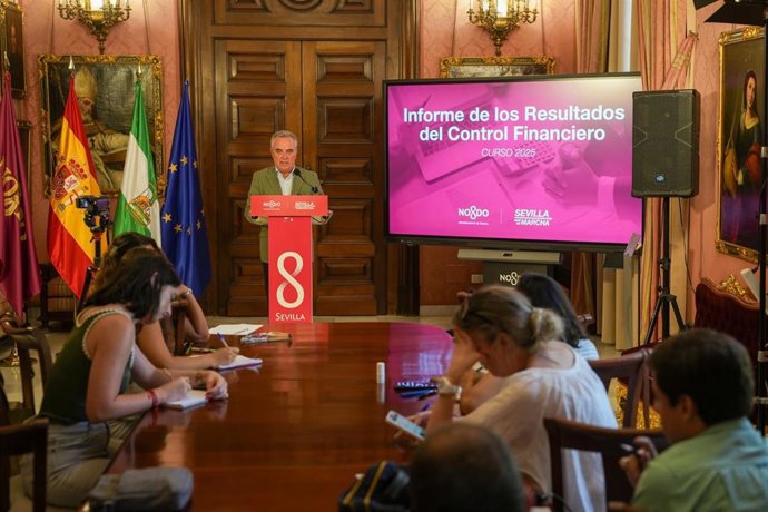 El delegado de Hacienda, Juan Bueno, durante una atención a medios en la casa consistorial.