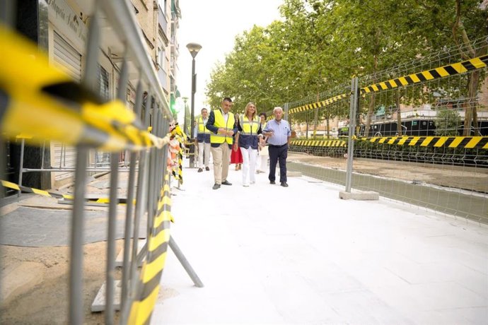 La alcaldesa de Granada, Marifrán Carazo, visita las obras de remodelación integral de la Avenida Don Bosco.