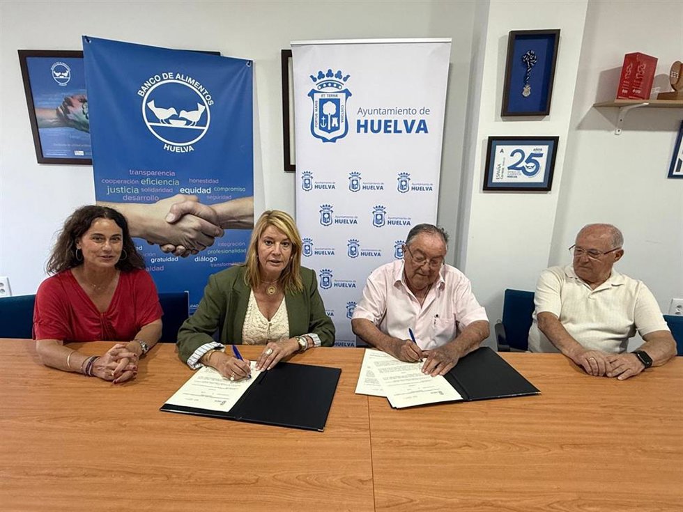 Firma del convenio entre el Ayuntamiento de Huelva y el Banco de Alimentos.