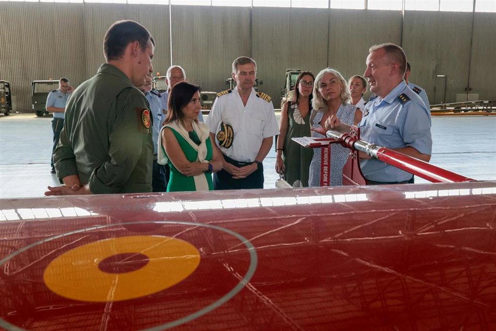 La ministra de Defensa, Margarita Robles, visita el Centro Logístico de Armamento y Experimentación (CLAEX).
