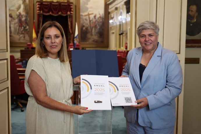 La presidenta del Parlamento de Canarias, Astrid Pérez, y la Comisionada de Acceso a la Transparencia, Noelia García
