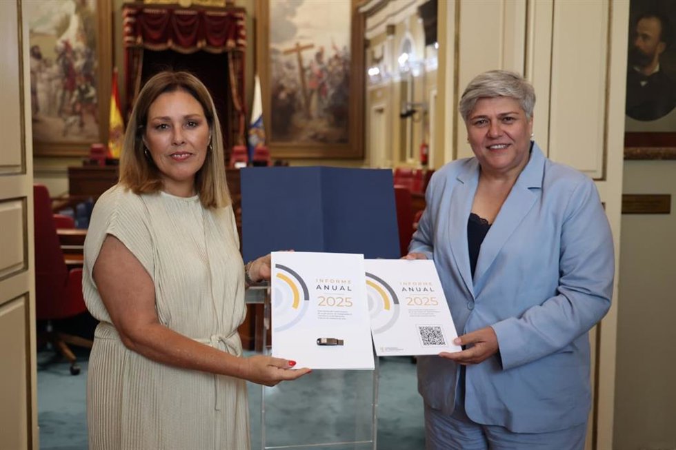 La presidenta del Parlamento de Canarias, Astrid Pérez, y la Comisionada de Acceso a la Transparencia, Noelia García