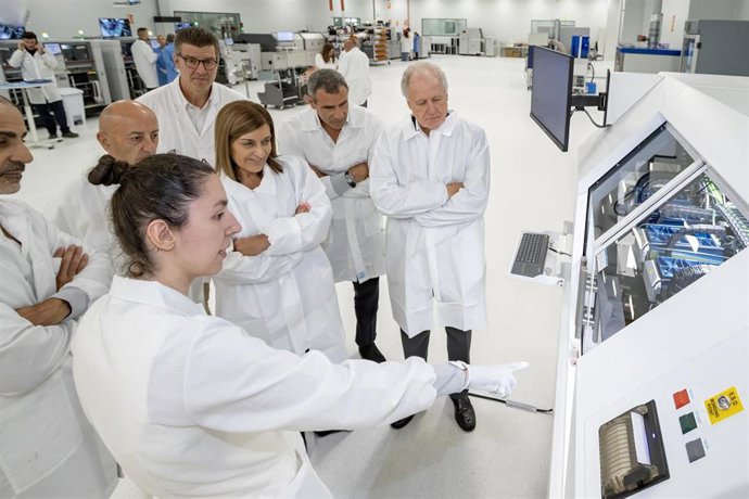 La presidenta de Cantabria, María José Sáenz de Buruaga, y el consejero de Industria, Eduardo Arasti, en SEG Automotive