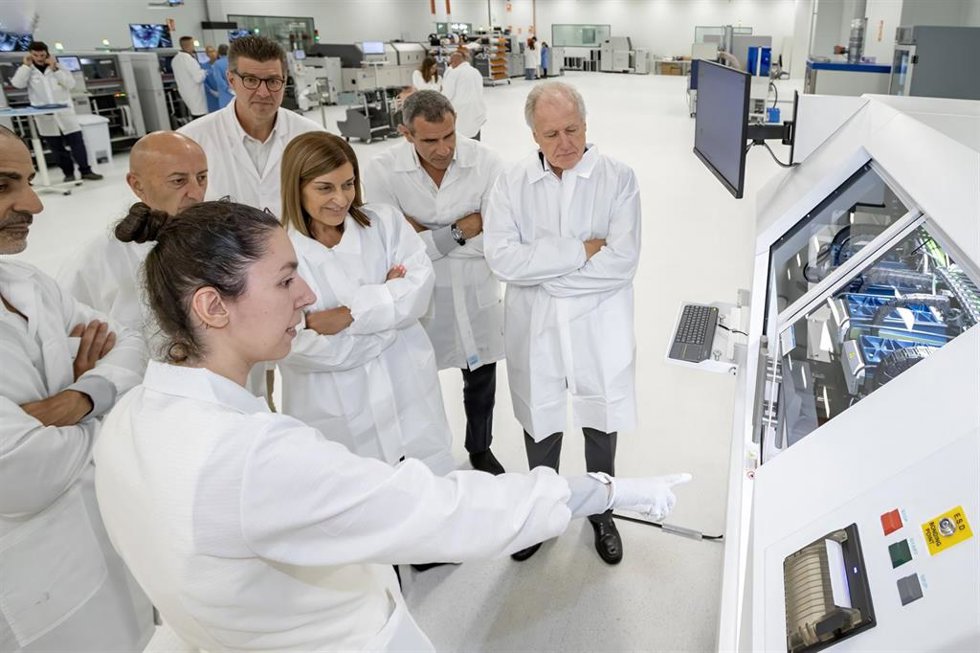 La presidenta de Cantabria, María José Sáenz de Buruaga, y el consejero de Industria, Eduardo Arasti, en SEG Automotive
