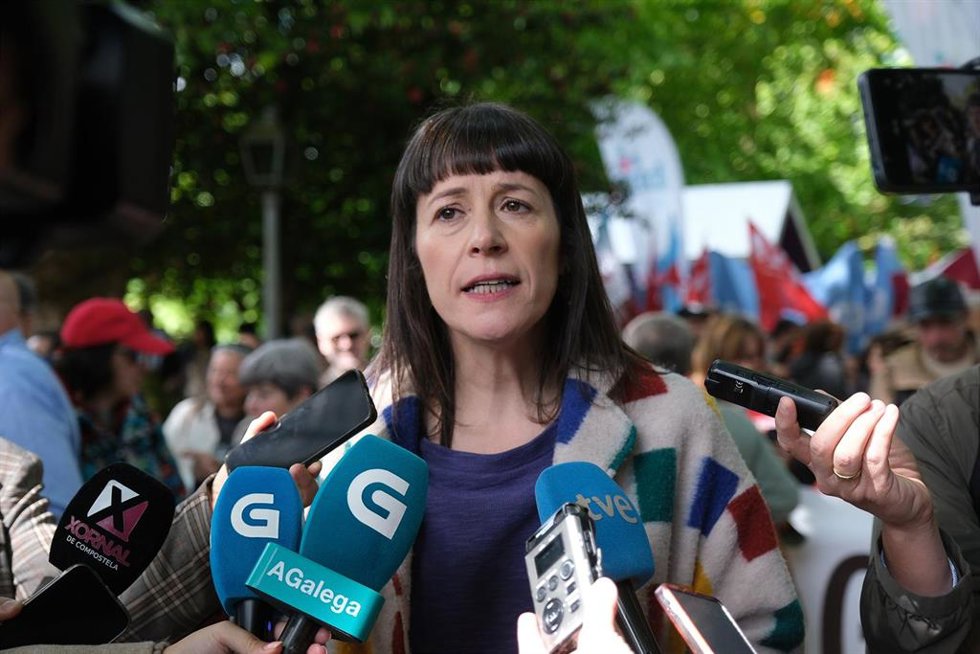 Archivo - La portavoz nacional del BNG, Ana Pontón, atiende a los medios durante una manifestación a favor del Día das Letras Galegas, a 17 de mayo de 2026, en Santiago de Compostela.