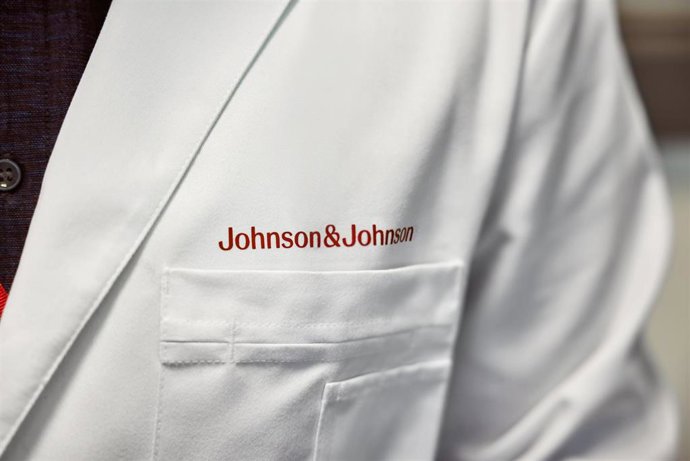 Archivo - Logo de Johnson & Johnson en una bata de laboratorio