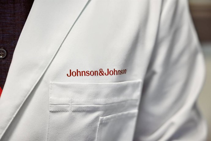 Archivo - Arquivo - Logotipo da Johnson & Johnson em um jaleco de laboratório