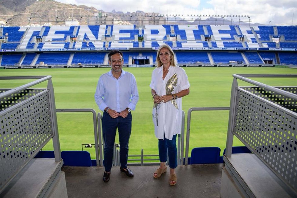 El vicepresidente del Cabildo de Tenerife, Lope Afonso, y la consejera de Deportes, Yolanda Moliné, en el Heliodoro Rodríguez López