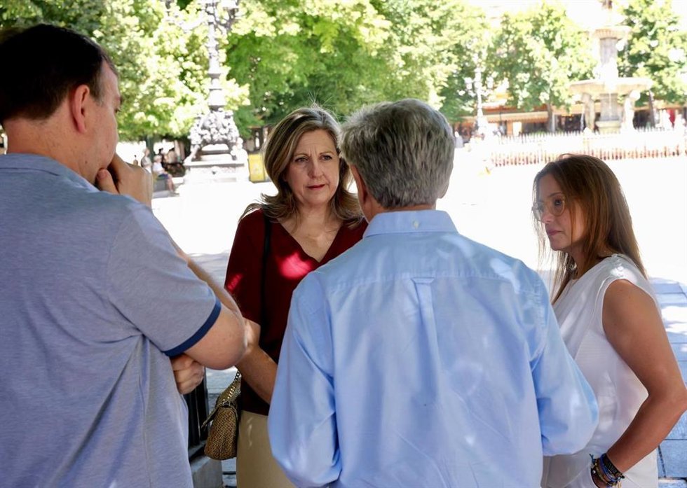 La portavoz y viceportavoz de Vox en el Ayuntamiento de Granada, Beatriz Sánchez Agustino y Mónica Rodríguez Gallego, se han reunido con vecinos del casco histórico de Granada.