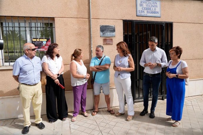 La portavoz del PSOE en el Ayuntamiento de Granada, Raquel Ruz, junto a vecinos del Cerrillo de Maracena.