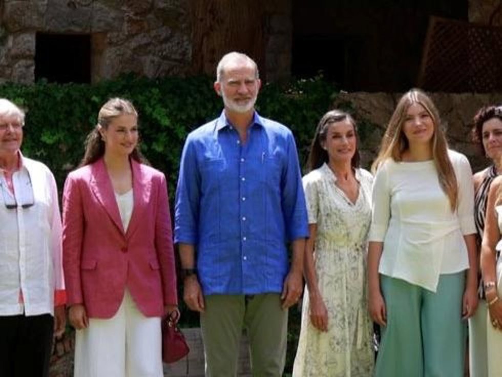 Los Reyes, la Princesa Leonor y la Infanta Sofía, antes de su reunión con el Consejo Asesor Joven de la Fundación Princesa de Girona
