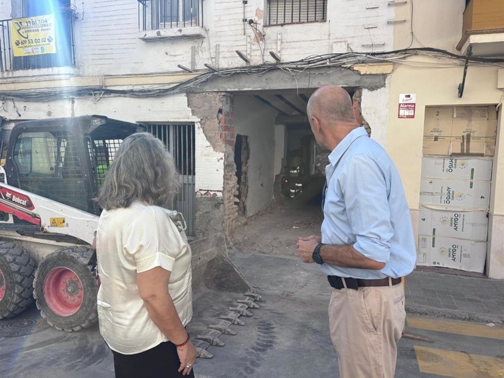 El portavoz del PSOE visita en Triana obras de apartamentos turísticos proyectadas en edificios residenciales