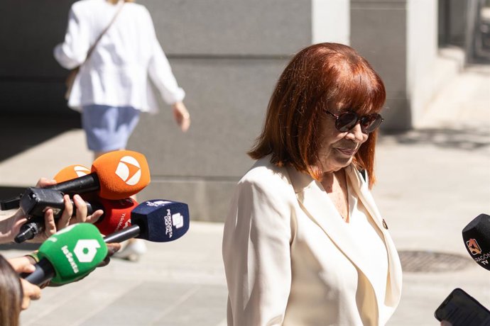 La presidenta del PSOE, Cristina Narbona, a la seua eixida de l'Audiència Nacional. 