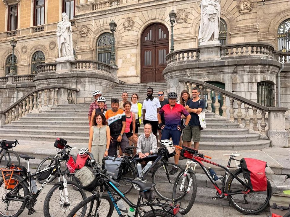La concejala de Movilidad y Sostenibilidad del Ayuntamiento de Bilbao, Nora Abete, en el arranque de la COP31 Bike Ride