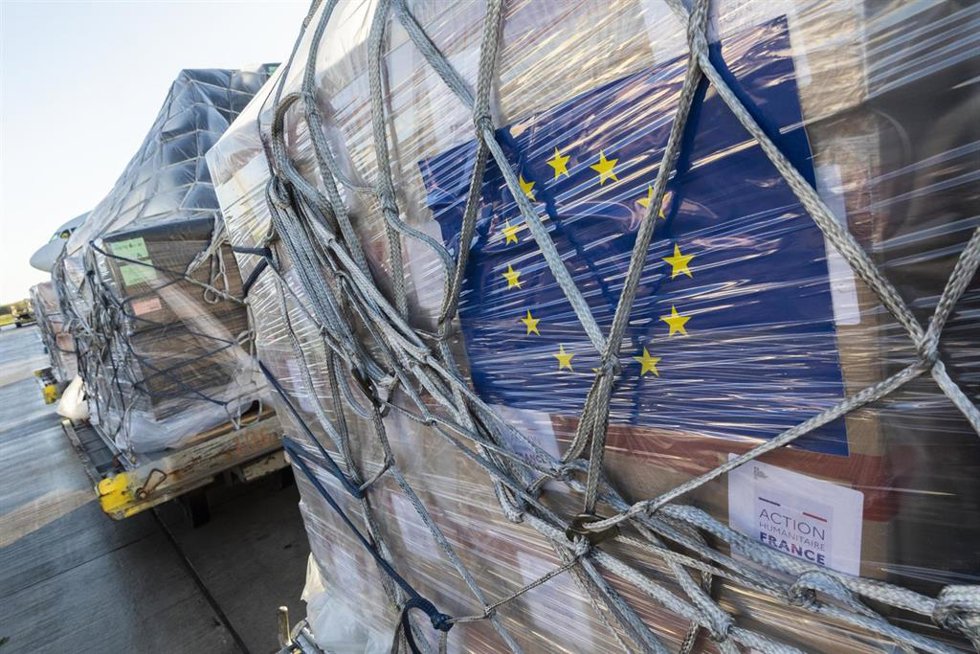 Bandera de la UE en cajas de ayuda humanitaria