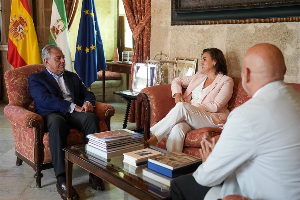 El alcalde de Sevilla recibe a la cónsul de Portugal en la Casa Consistorial.