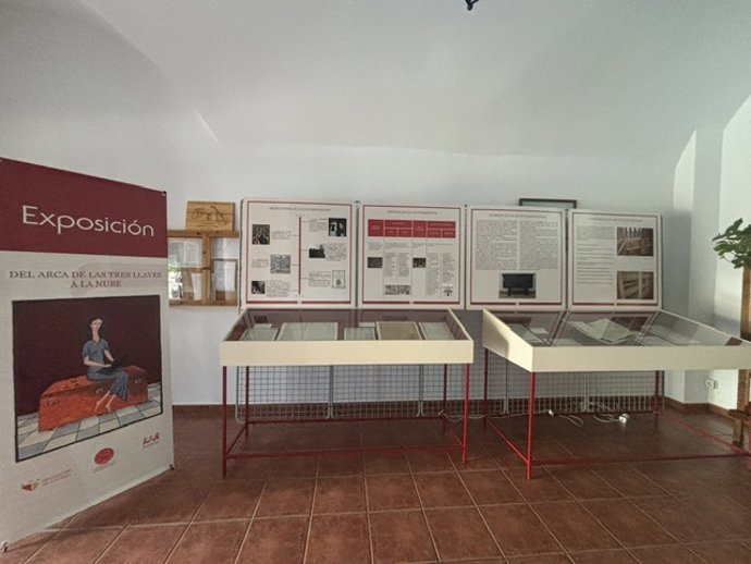 La exposición 'Del arca de las tres llaves a la nube' llega a Zarza la Mayor con documentos históricos