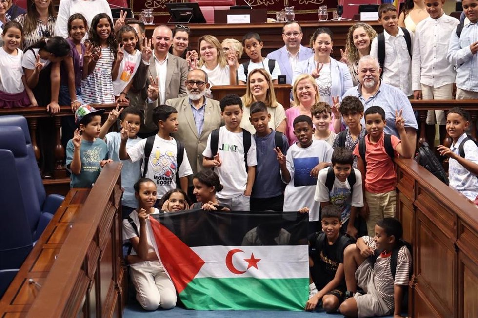 Recepción institucional en el Parlamento de Canarias a los niños saharauis del programa 'Vacaciones en Paz'