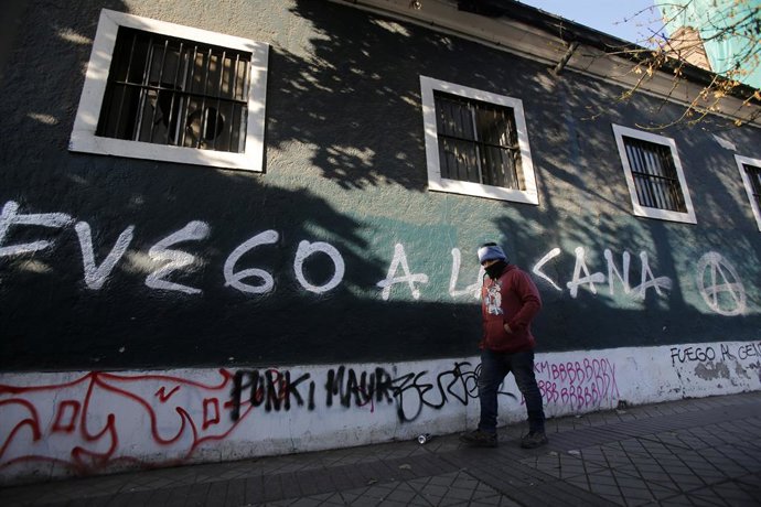 Santiago, 5 de julio 2022. Realizan rayados y rompen ventanas por un costado de la escuela de Gendarmeria ubicado en avenida Matta con Artemio Gutierrez en la comuna de Santiago. Jonnathan Oyarzun/Aton Chile