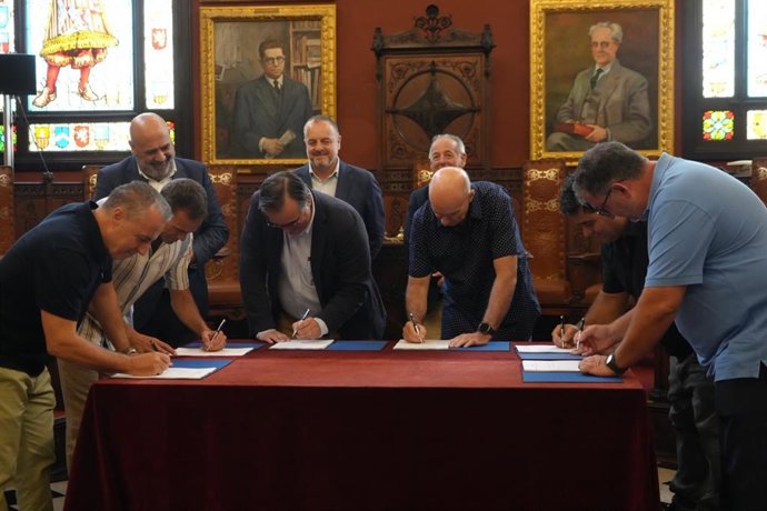 Cort y sindicatos firman un nuevo convenio de la EMT con incrementos por peligrosidad y calidad del trabajo
