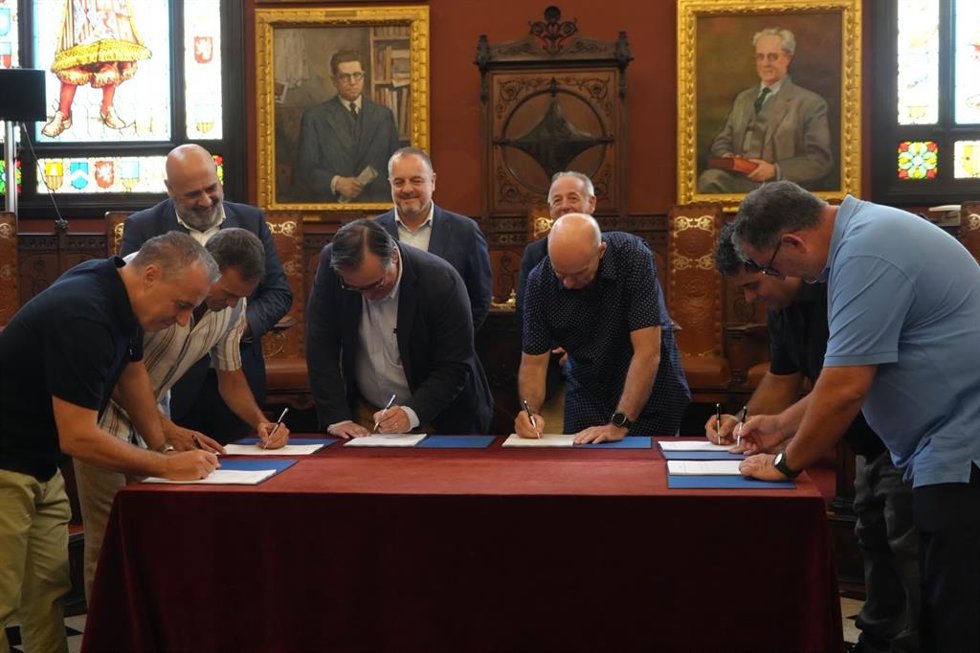 Cort y sindicatos firman un nuevo convenio de la EMT con incrementos por peligrosidad y calidad del trabajo