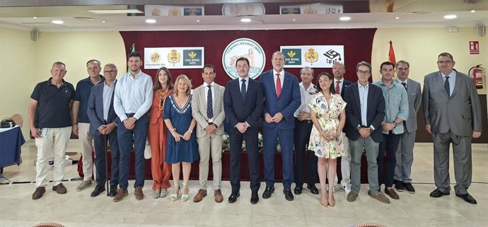 Foto de familia tras la inauguración de los XVI Cursos de Verano de la UJA en La Carolina