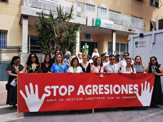 Concentración de profesionales del centro de salud Motril Centro contra la agresiones a sanitarios.